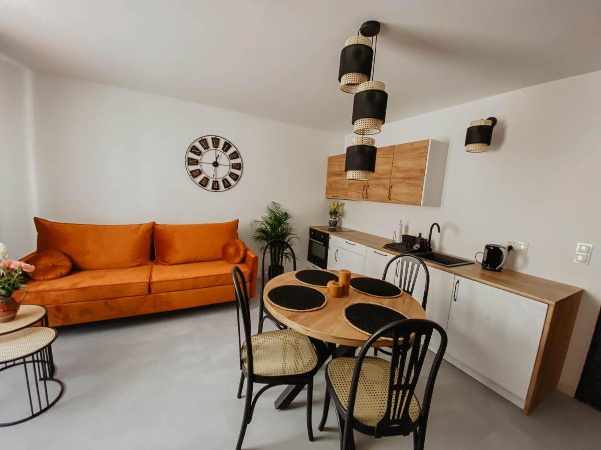 Cztery Pory Roku Apartment เยียเล ภายนอก รูปภาพ