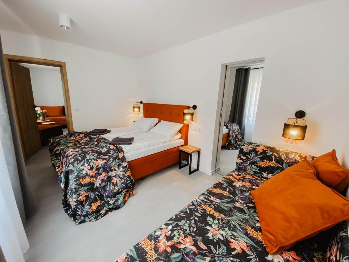 Cztery Pory Roku Apartment เยียเล ภายนอก รูปภาพ