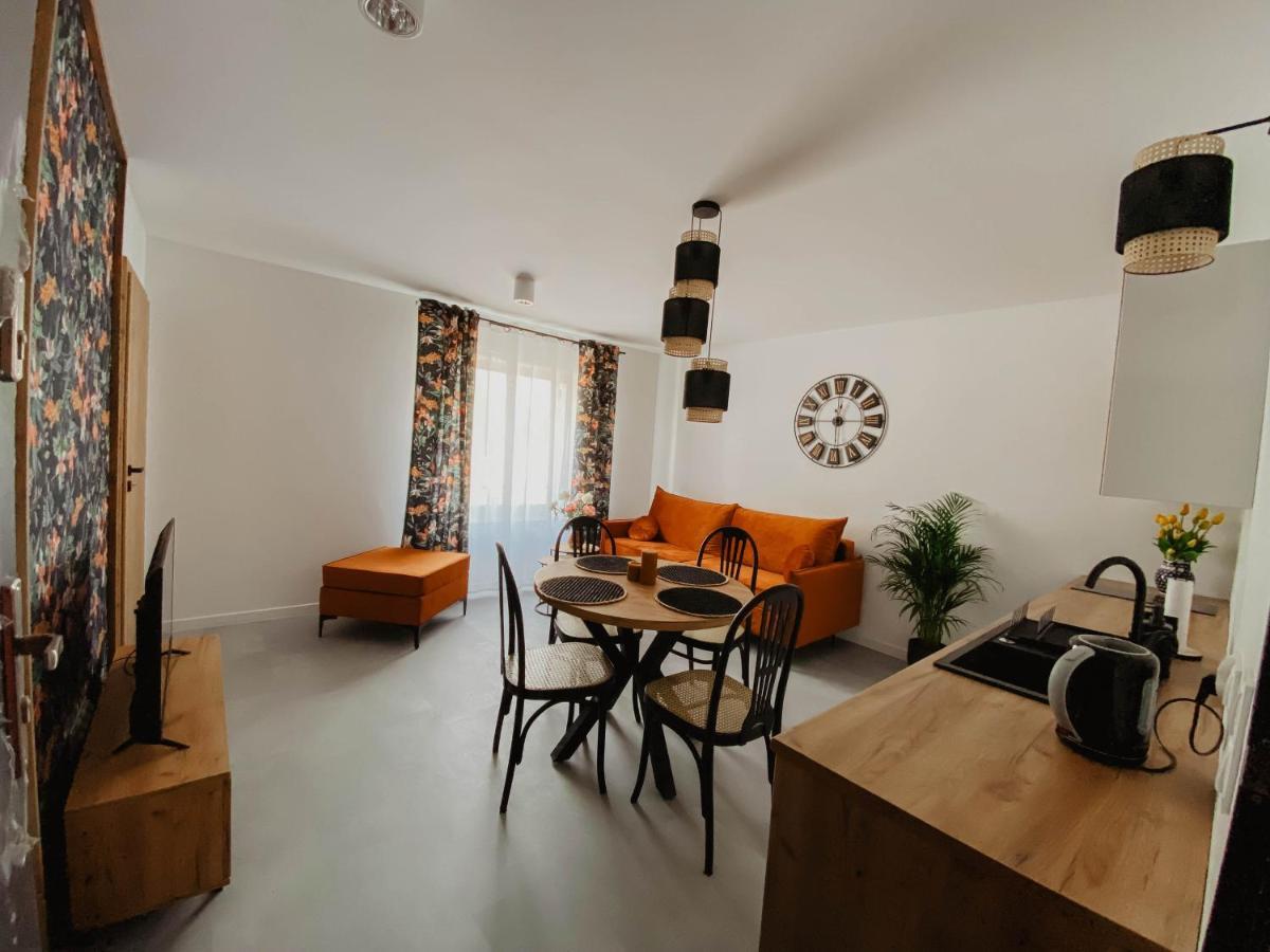 Cztery Pory Roku Apartment เยียเล ภายนอก รูปภาพ