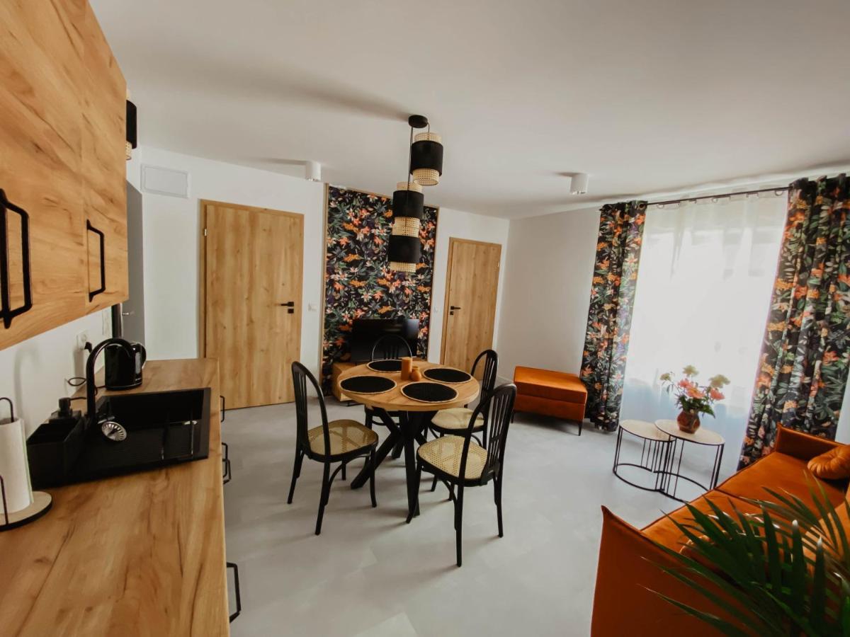 Cztery Pory Roku Apartment เยียเล ภายนอก รูปภาพ