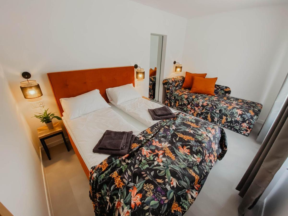 Cztery Pory Roku Apartment เยียเล ภายนอก รูปภาพ