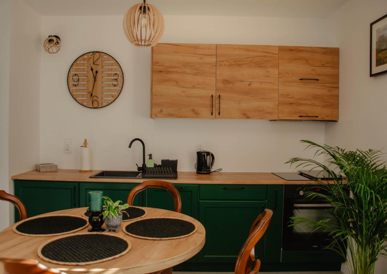 Cztery Pory Roku Apartment เยียเล ภายนอก รูปภาพ