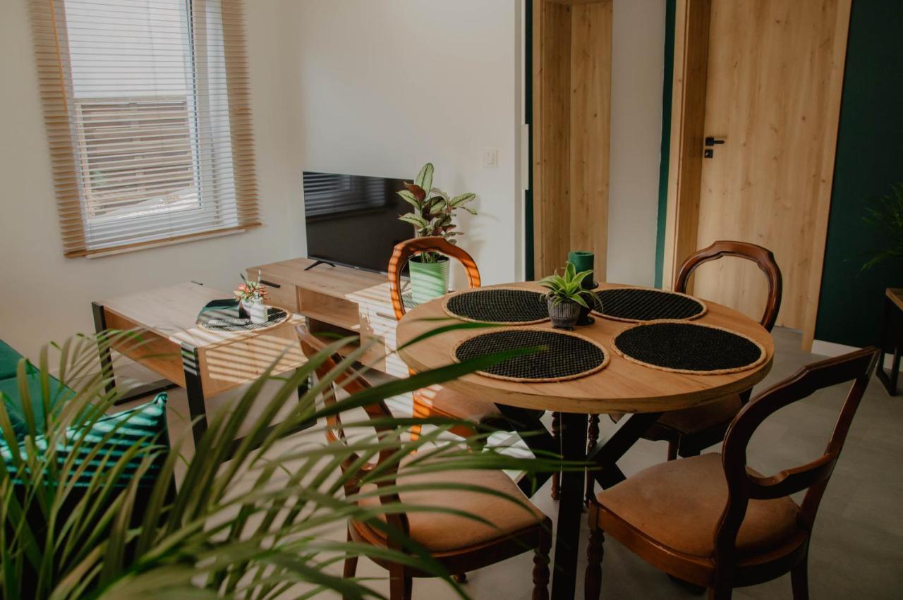 Cztery Pory Roku Apartment เยียเล ภายนอก รูปภาพ