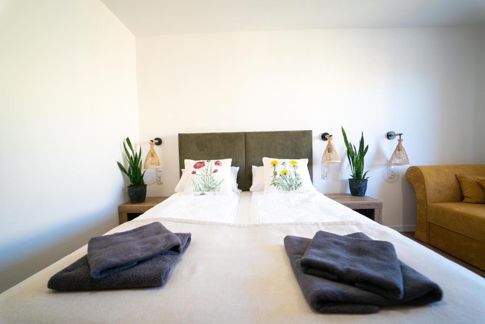 Cztery Pory Roku Apartment เยียเล ภายนอก รูปภาพ