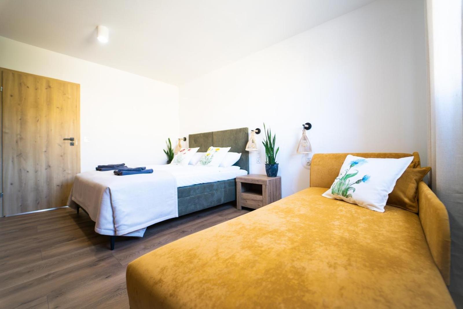 Cztery Pory Roku Apartment เยียเล ภายนอก รูปภาพ