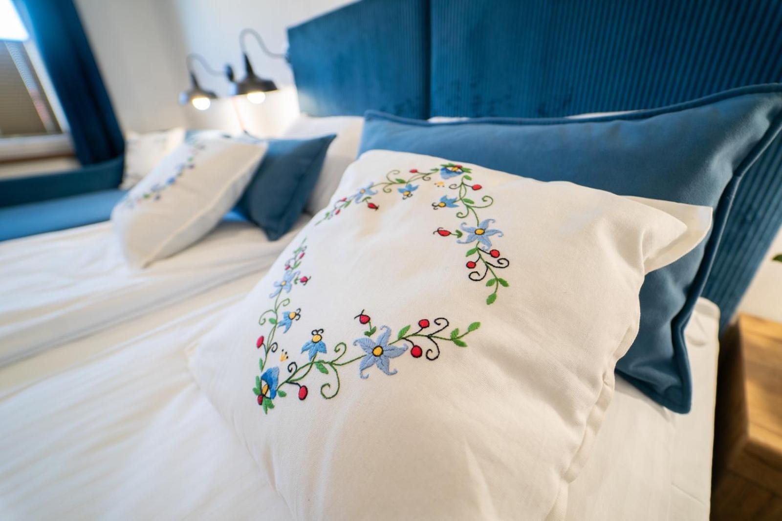 Cztery Pory Roku Apartment เยียเล ภายนอก รูปภาพ