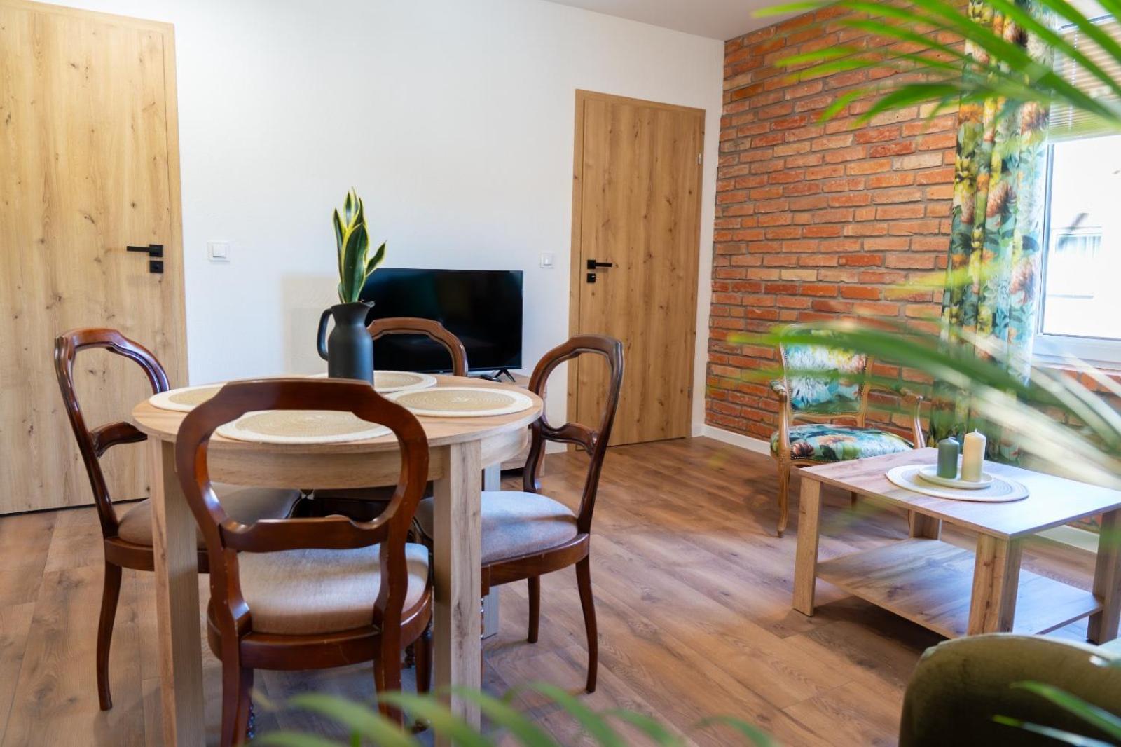 Cztery Pory Roku Apartment เยียเล ภายนอก รูปภาพ