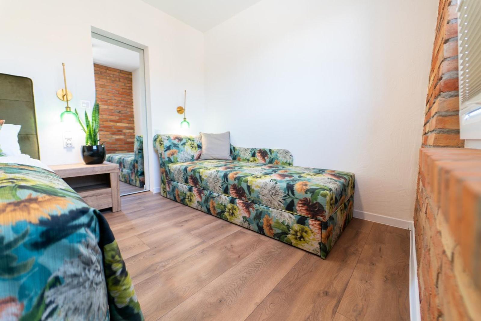 Cztery Pory Roku Apartment เยียเล ภายนอก รูปภาพ