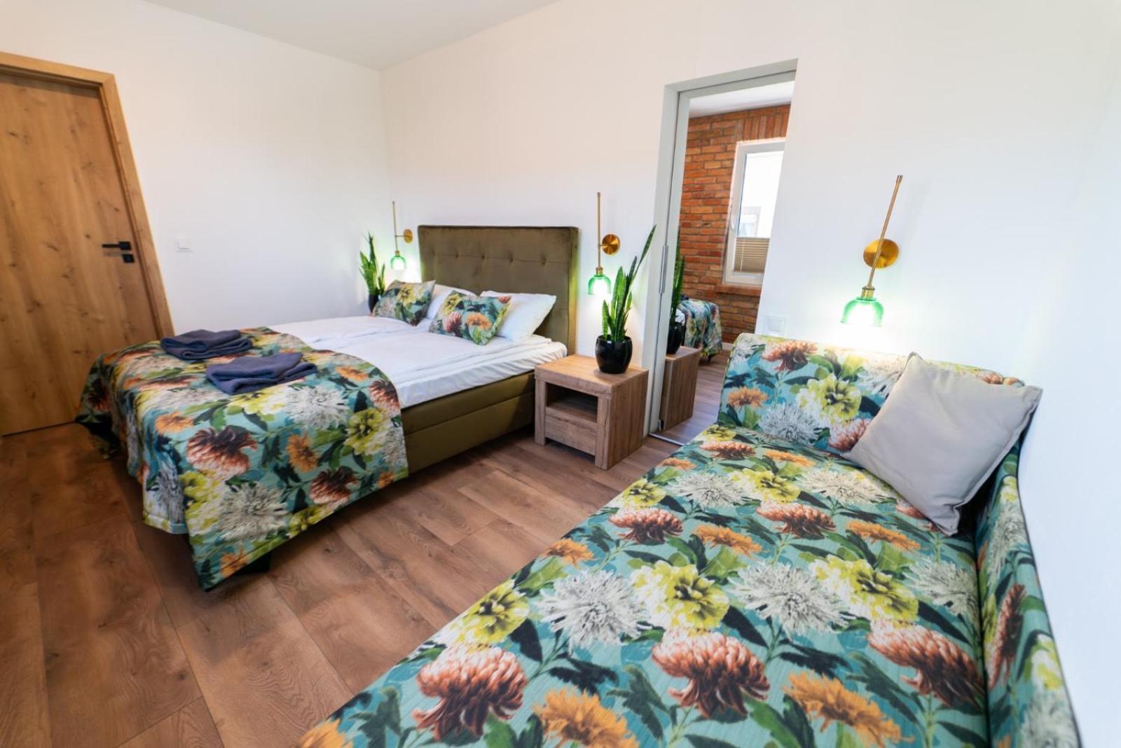 Cztery Pory Roku Apartment เยียเล ภายนอก รูปภาพ
