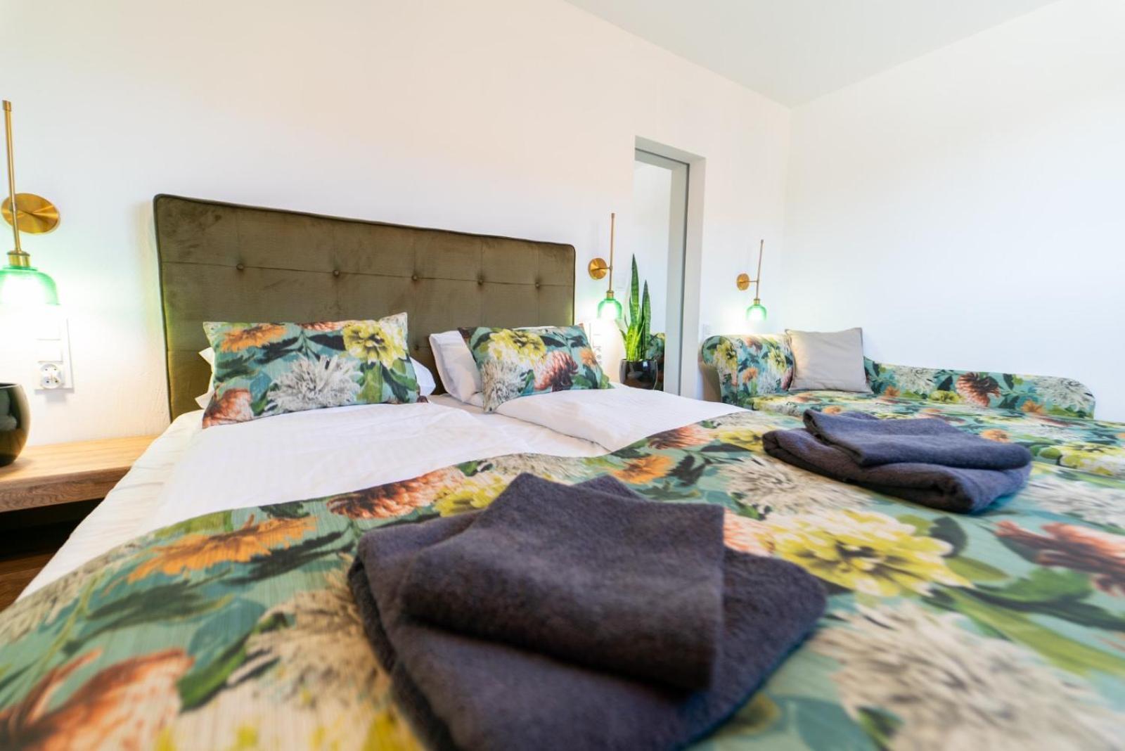 Cztery Pory Roku Apartment เยียเล ภายนอก รูปภาพ