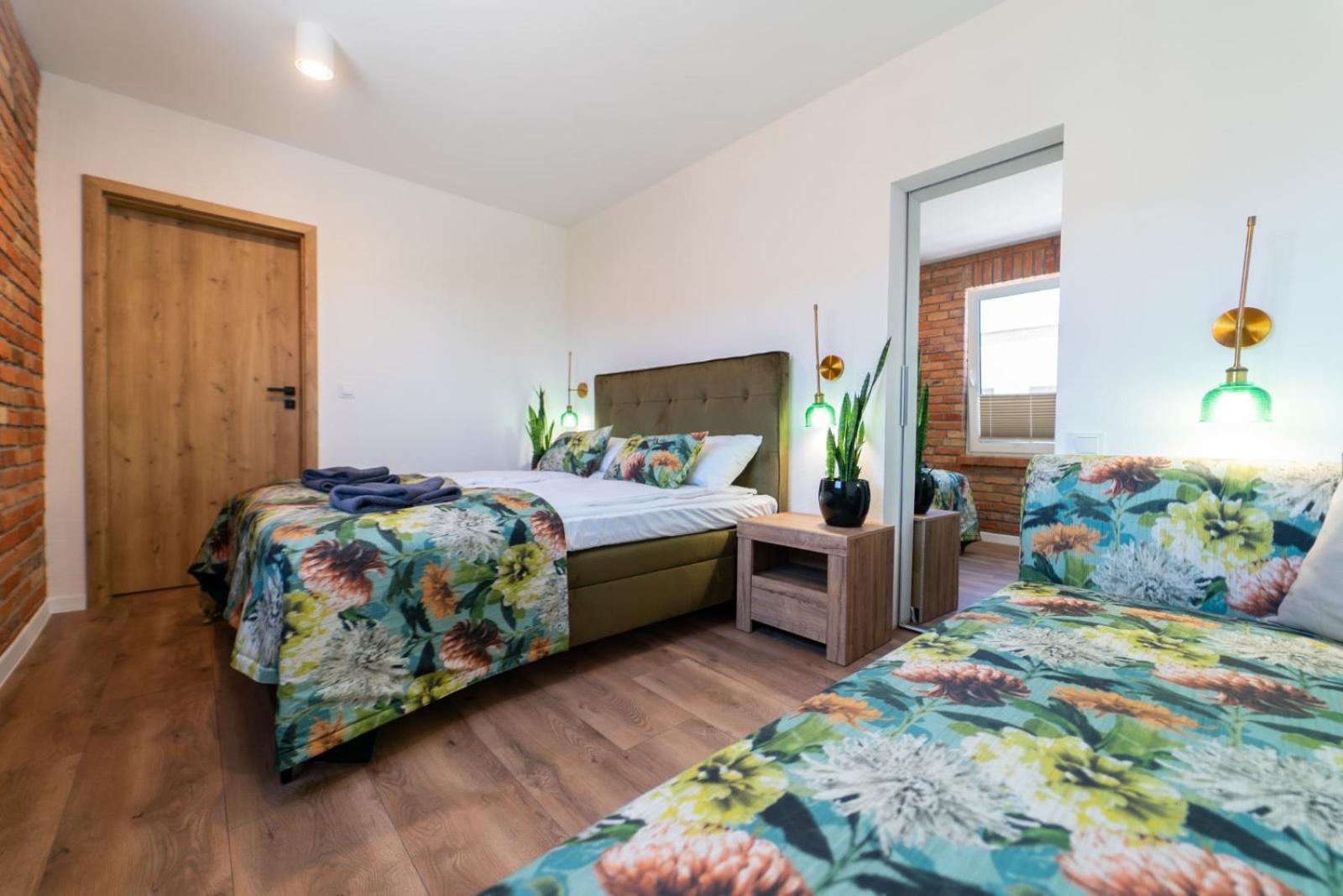 Cztery Pory Roku Apartment เยียเล ภายนอก รูปภาพ
