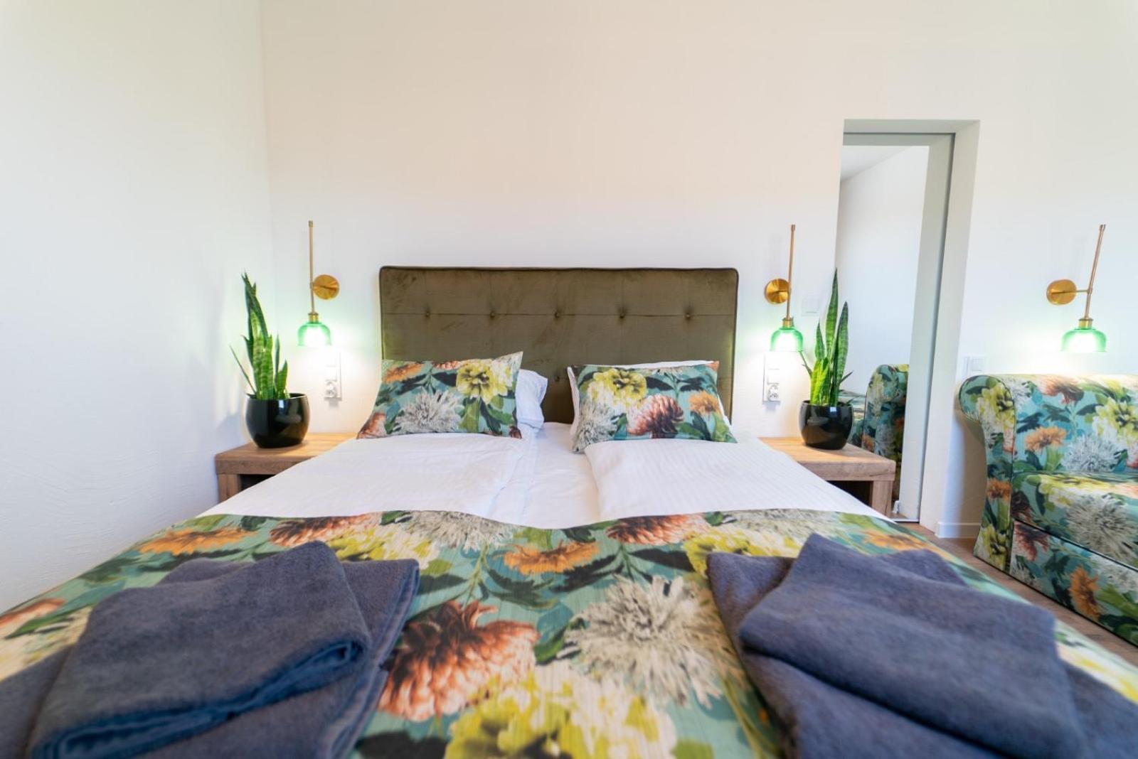 Cztery Pory Roku Apartment เยียเล ภายนอก รูปภาพ