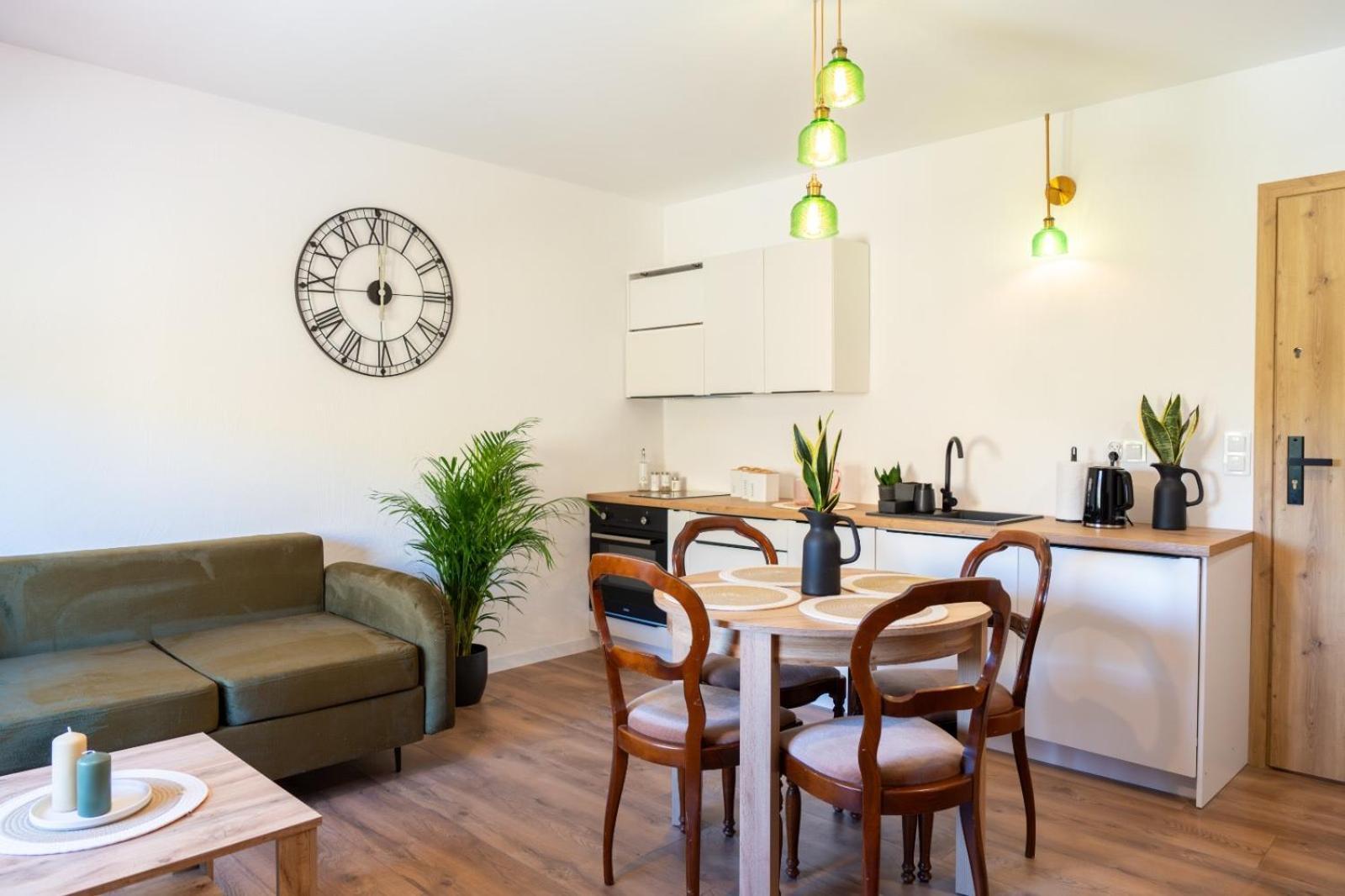 Cztery Pory Roku Apartment เยียเล ภายนอก รูปภาพ